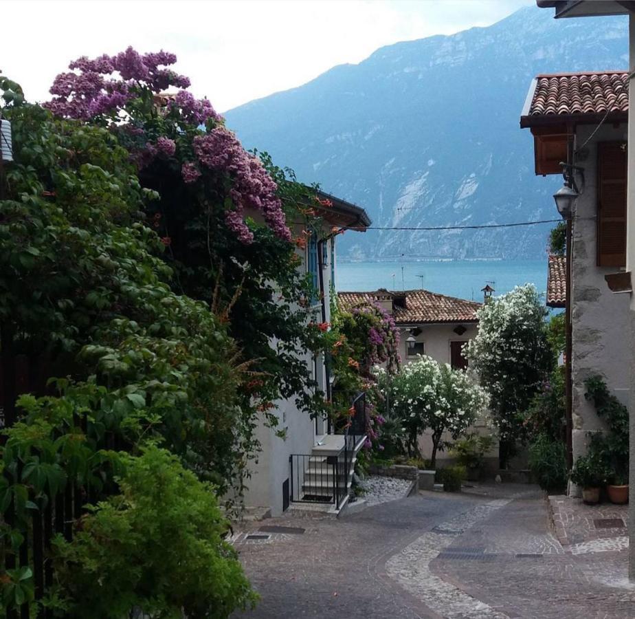Alice Nel Paese Delle Meraviglie Gavardo Esterno foto
